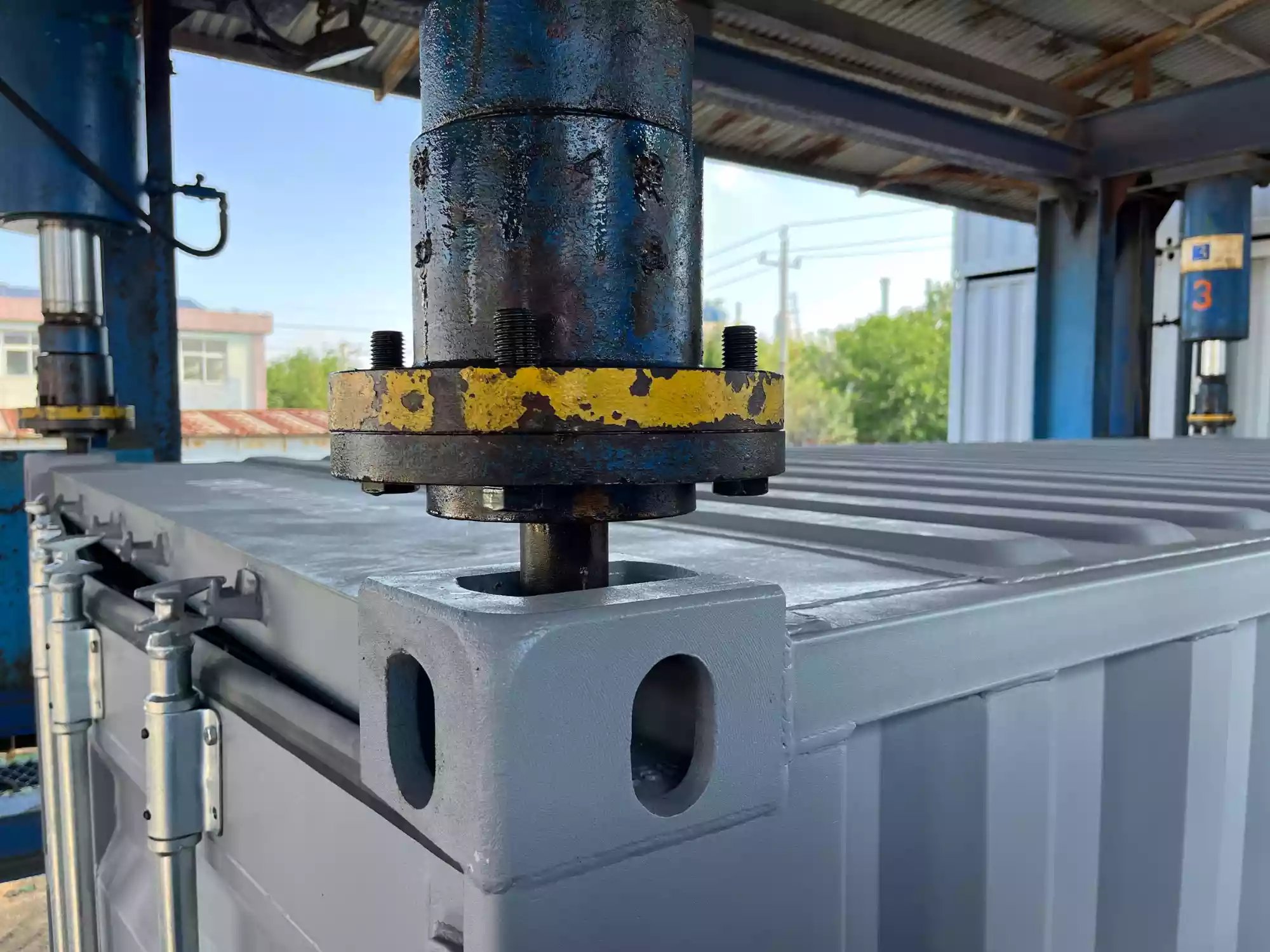 Roof-Load-test-on-self-storage-shipping-container